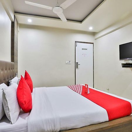Oyo 959 Hotel Manila อาเมดาบัด ภายนอก รูปภาพ