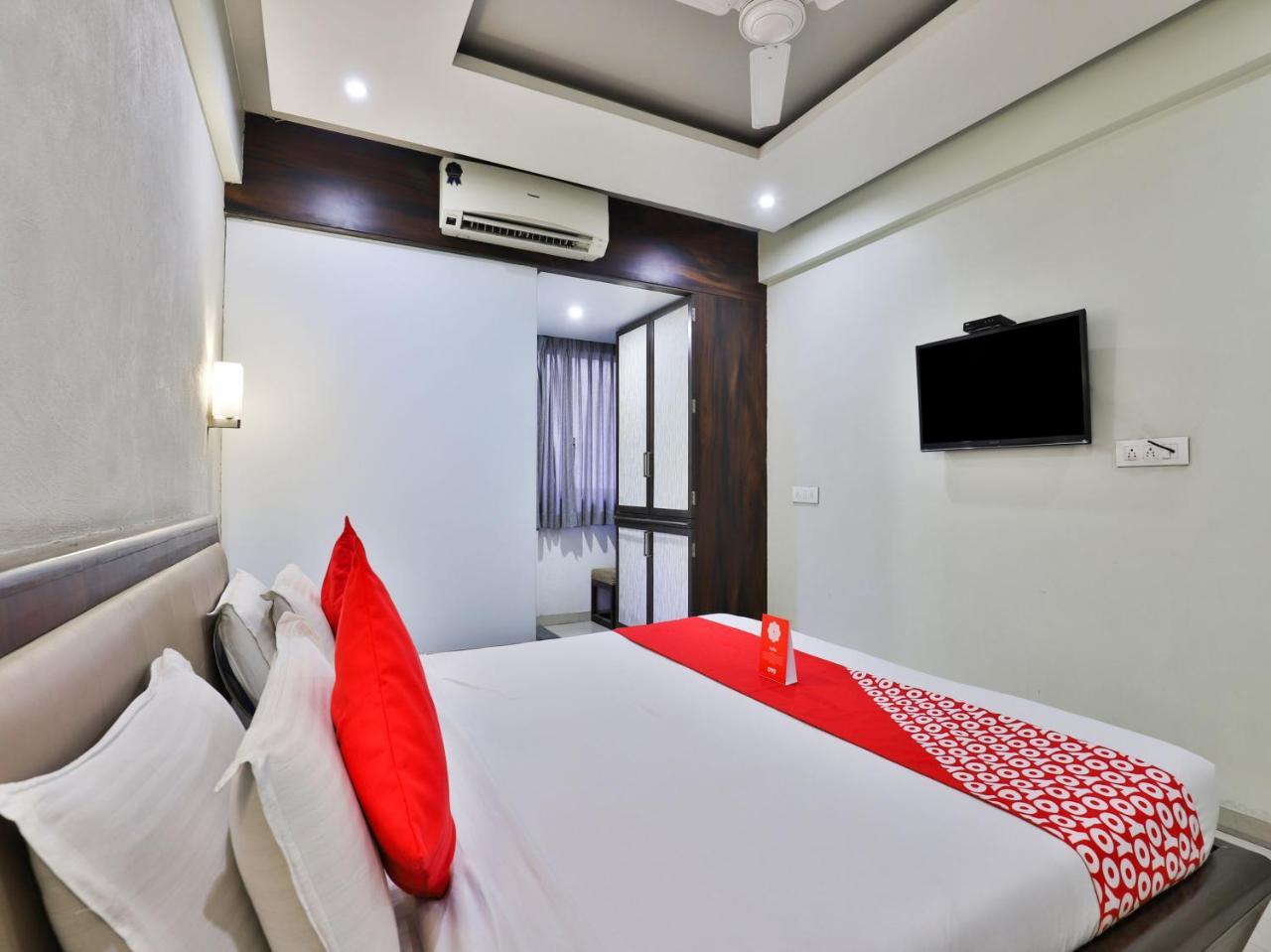 Oyo 959 Hotel Manila อาเมดาบัด ภายนอก รูปภาพ