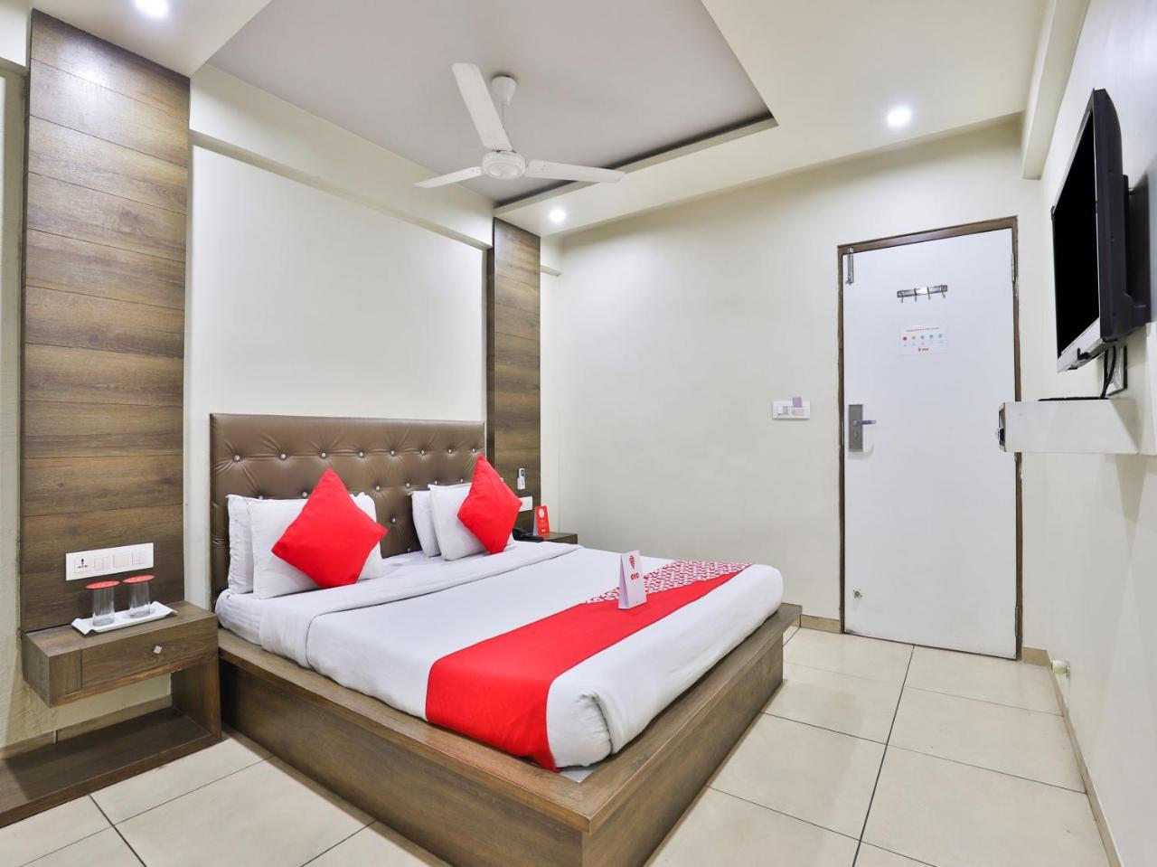 Oyo 959 Hotel Manila อาเมดาบัด ภายนอก รูปภาพ