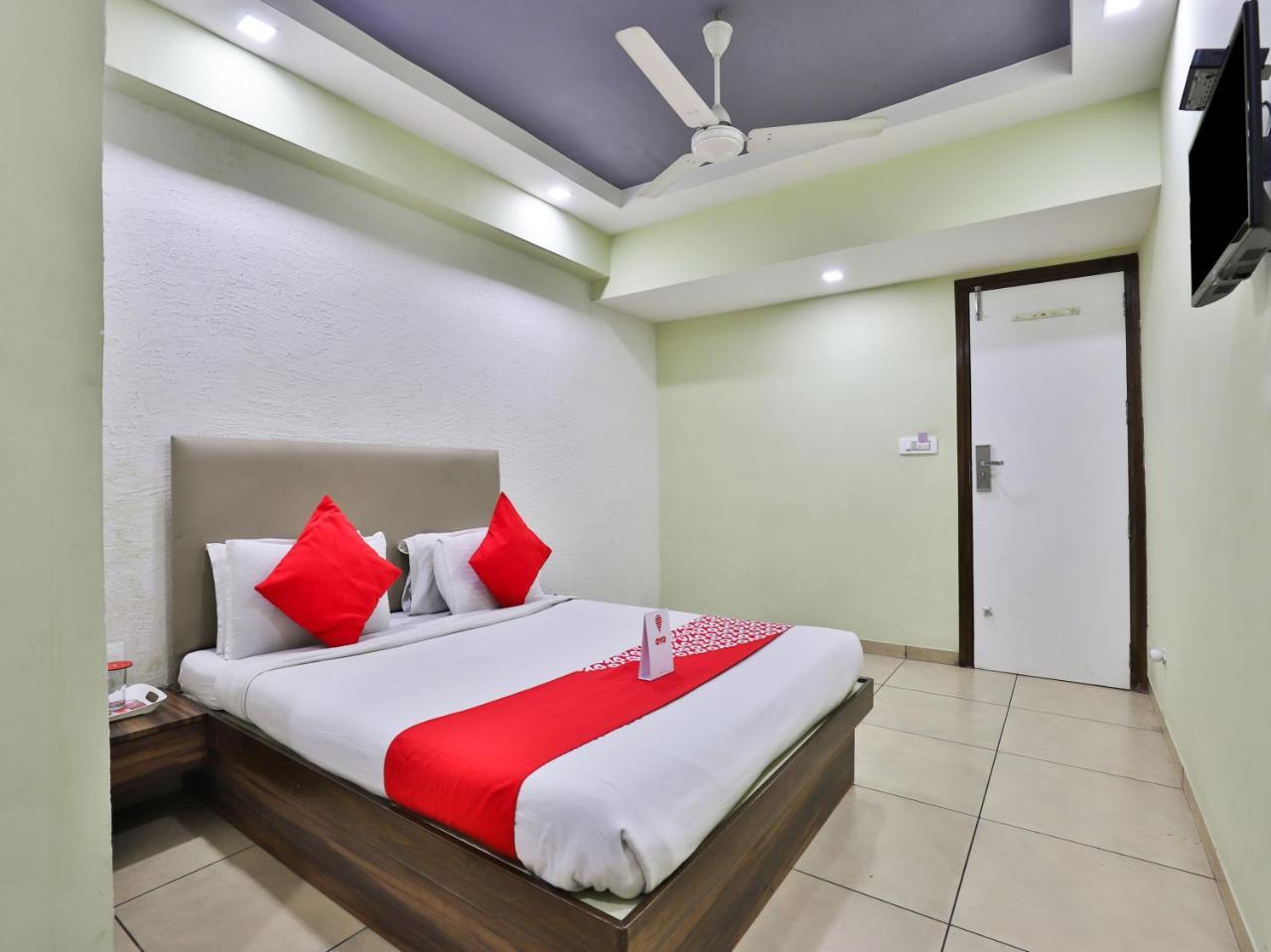 Oyo 959 Hotel Manila อาเมดาบัด ภายนอก รูปภาพ