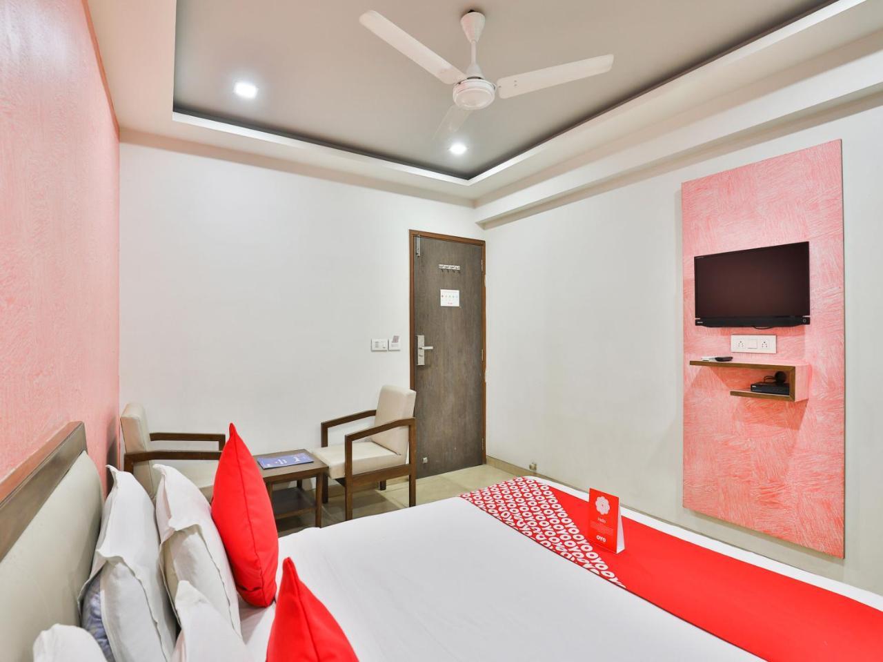 Oyo 959 Hotel Manila อาเมดาบัด ภายนอก รูปภาพ