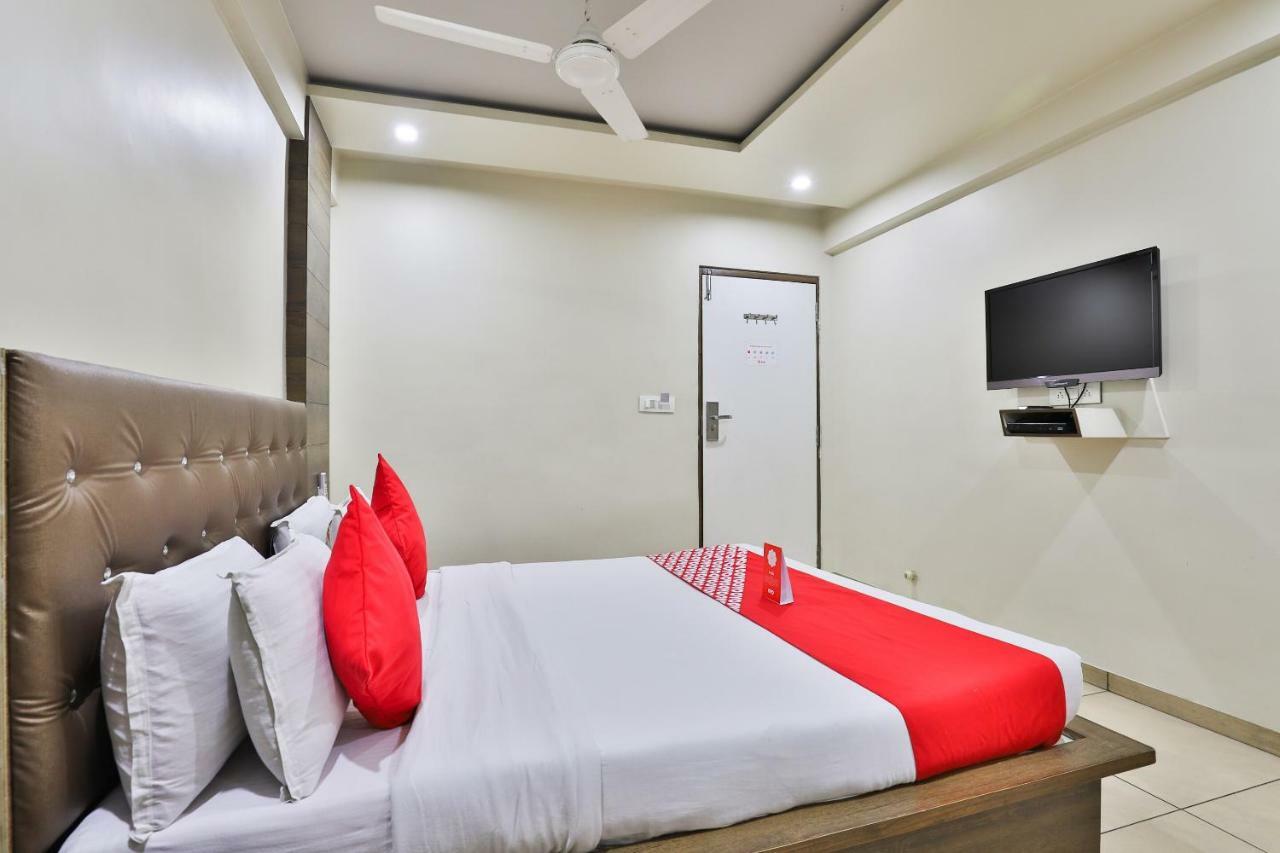 Oyo 959 Hotel Manila อาเมดาบัด ภายนอก รูปภาพ